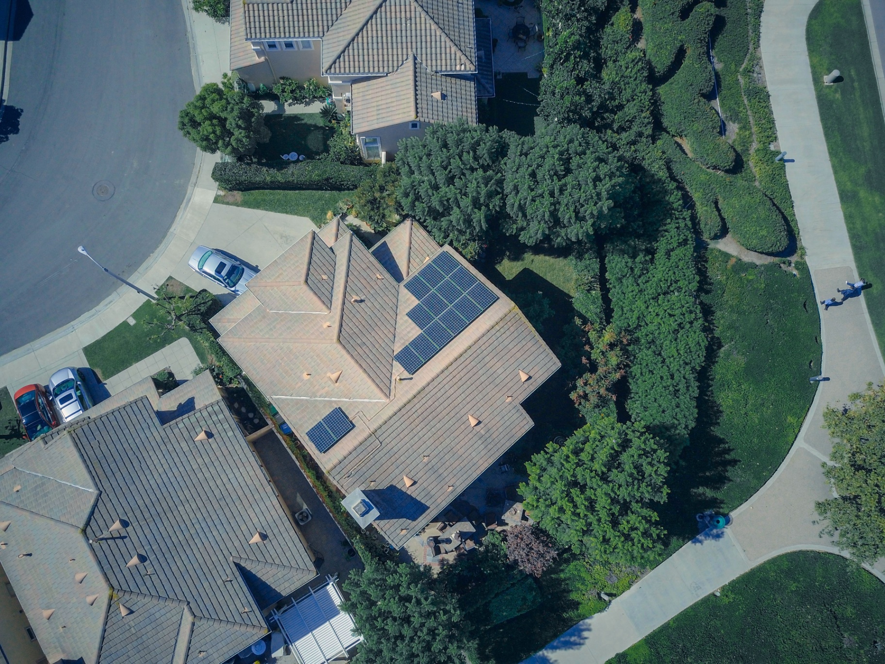 Photovoltaikanlage auf Hausdächern aus der Vogelperspektive – Solar- und PV-Reinigung