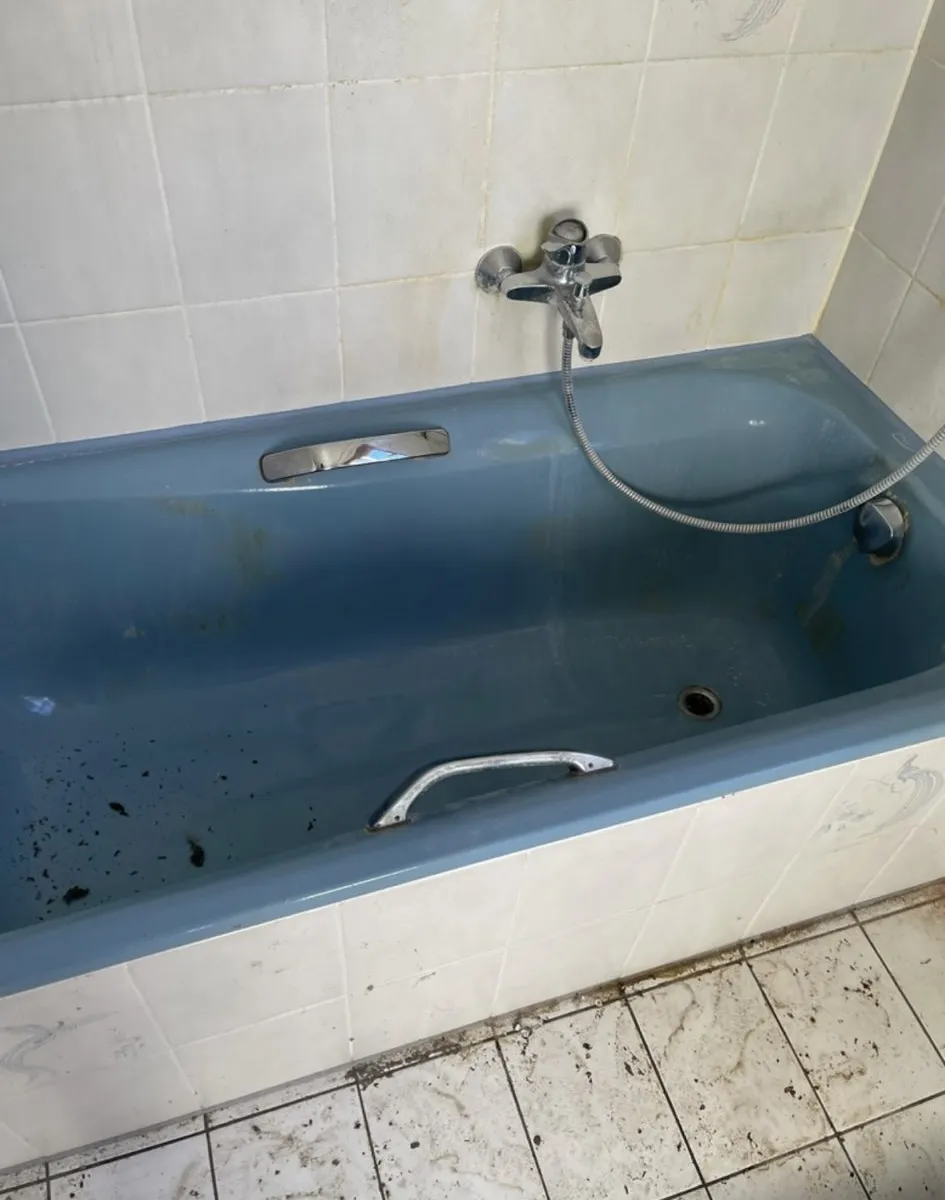 Badewanne mit verschmutztem Boden